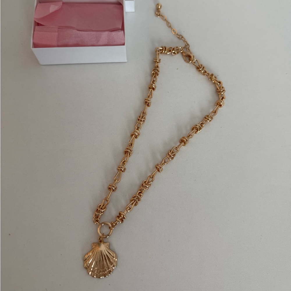 Elegant Gold Shell Pendant Necklace